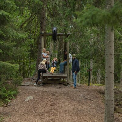 Hinderbana i skogen