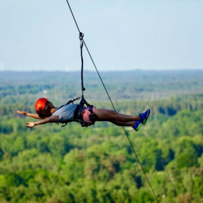 Zipline på Kungsbyggets äventyrspark