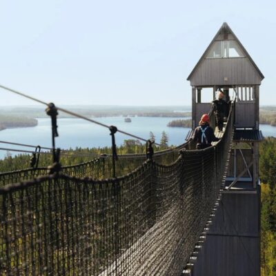 Torn och hängbro på Sweden Zipline i Klavreström