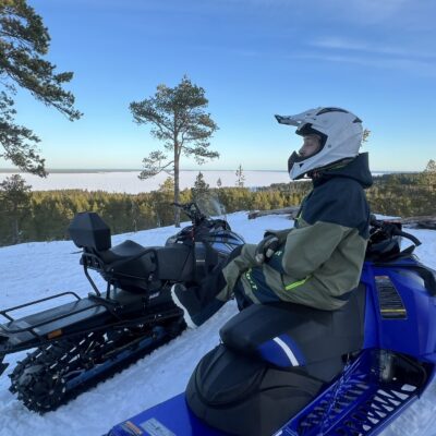 Snöskoteräventyr i den arktiska vildmarken