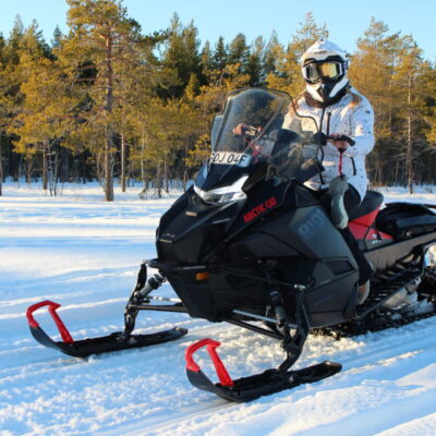 Arktiska snöskoteräventyr från dag till natt
