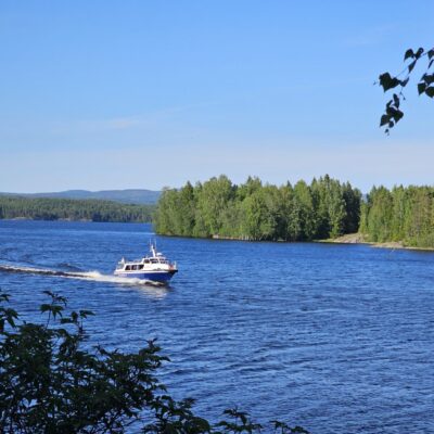 Båttransport från Härnösand till Lövviks Bygdespel, tur och retur.