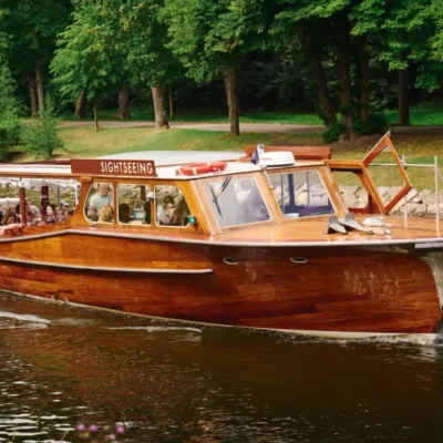 Skärgårdstur med klassisk träbåt i Stockholm