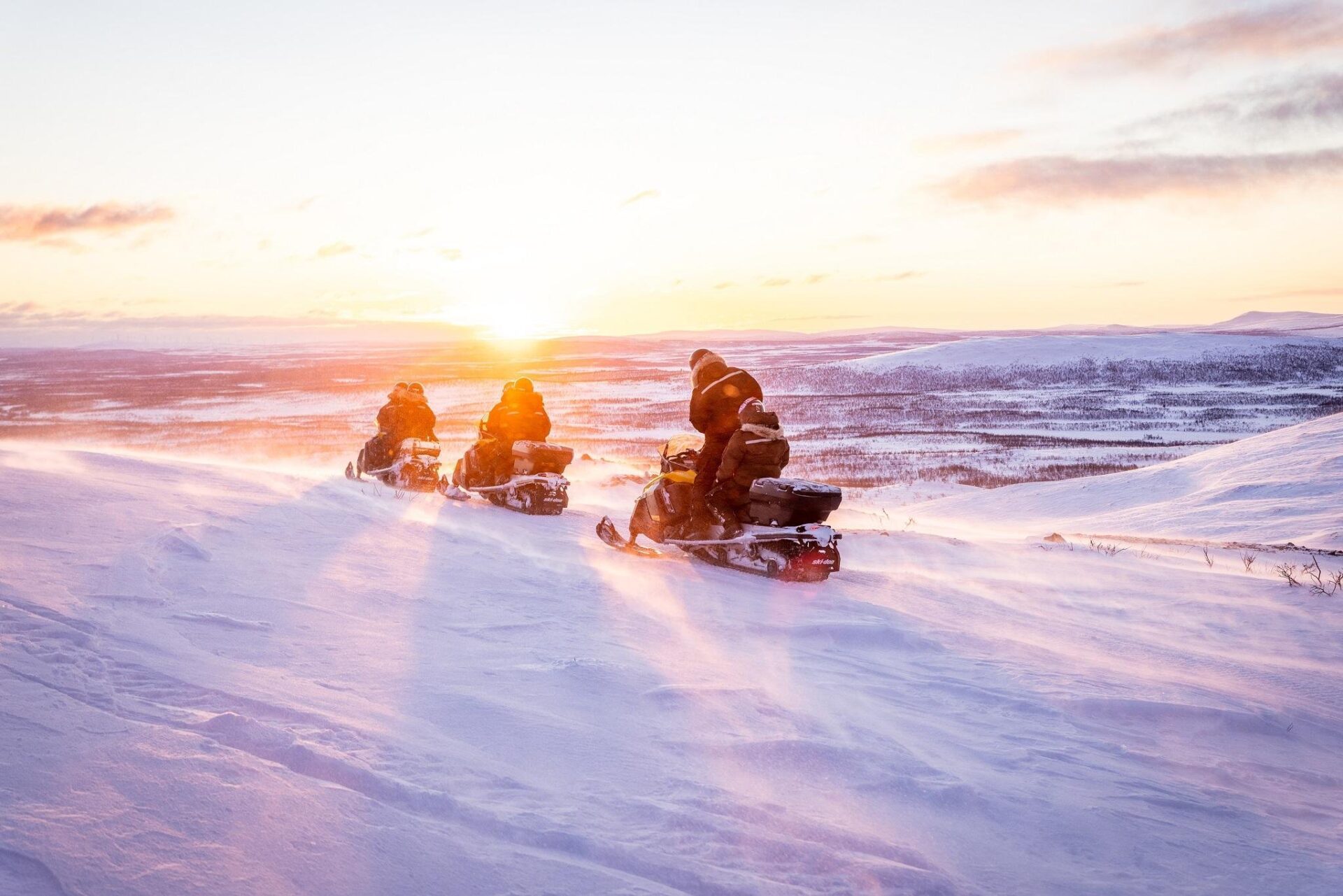 En unik snöskotersafari till Lapplands utsiktspunkt