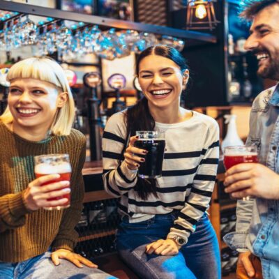 Svensk ölprovningstur på pubar i Stockholms gamla stadskärna