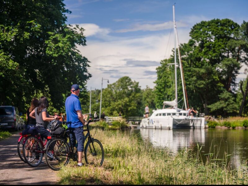 Bland kanalpionjärer, sjökaptener och skjutskarlar – en cykeltur genom Göta kanals historia