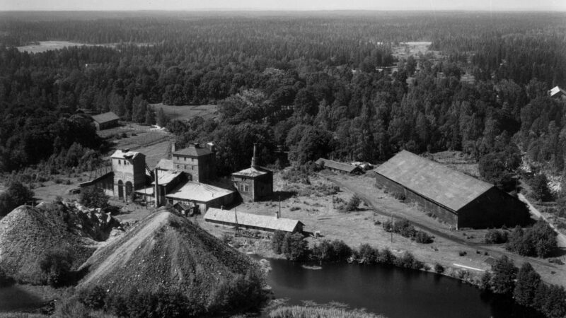 Boka en kulturhistorisk guidning i det magiska Axmar bruk