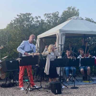 Csamband uppträder i Runes Rhododendronpark.