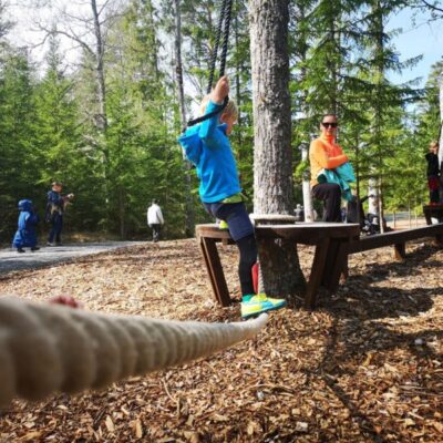 Familjetur med djur och naturlek