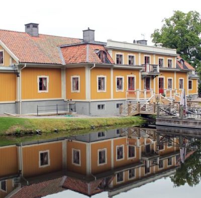 Fantastisk herrgårdsmiljö med vatten och natur inpå knuten