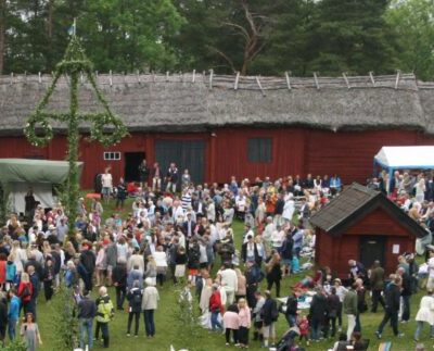 Fira midsommar på Kista hembygdsgård