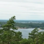 Genom urskog mot makalös utsikt augusti