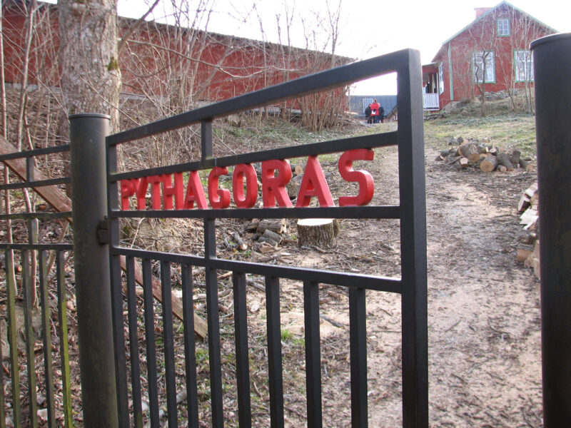 Gevär och tändkulemotorer – verkstädernas Norrtälje
