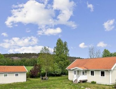 Lantligt hus nära Idefjorden
