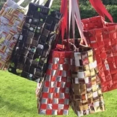 Lär dig fläta en väska av kaffeförpackningar