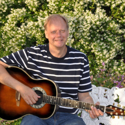 Lasse Siggelin sjunger på Sommargården Planteringen
