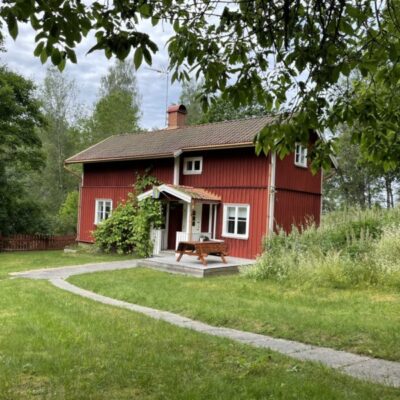 Lockkeeper’s cottage by 19-20 locks
