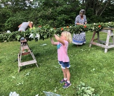 Midsommarstången kläds på Falkeröd!