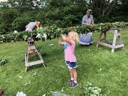 Midsommarstången kläds på Falkeröd!