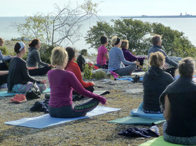 Morgonyoga på Grogarnsbeget, Östergarn