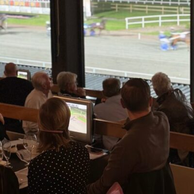 Musikquiz, trav och burgarbuffé