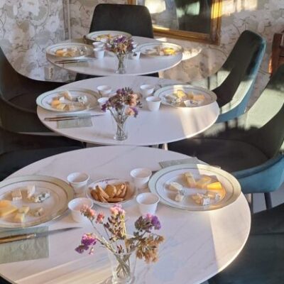 Ostprovning med olika teer på Franska Tesalongen