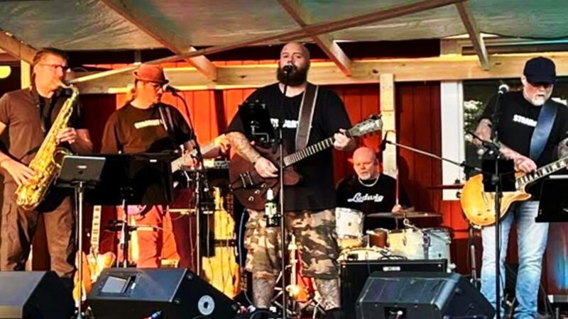 Partybandet Straight On intar scenen med hela tre set på Labbis!