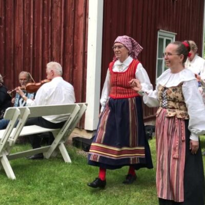 Spelmansträff med Folkdans i 1800-talets bondemiljö