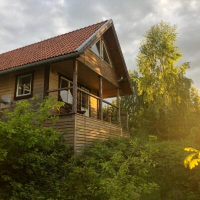 Stuga med sjöutsikt i skogig miljö