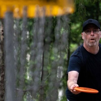 Testa discgolf vid Svaidestugan under Senior-april