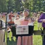 Traditionellt Midsommarfirande i Boulognerskogen