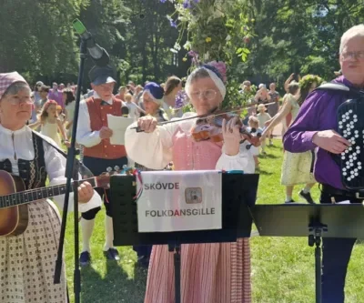 Traditionellt Midsommarfirande i Boulognerskogen