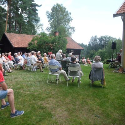 Utställning och musikunderhållning på Tallbo