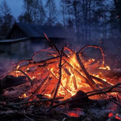 Valborgsbrasa vid Huttla Kvarn