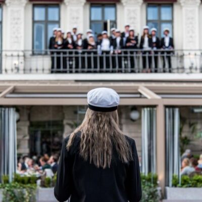 Vårsånger och Valborg från Hôtel Eggers balkong