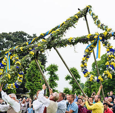 Vi klär midsommarstången